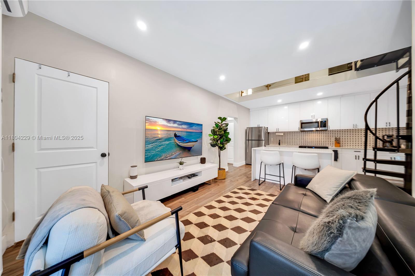 7411 Carlyle Ave