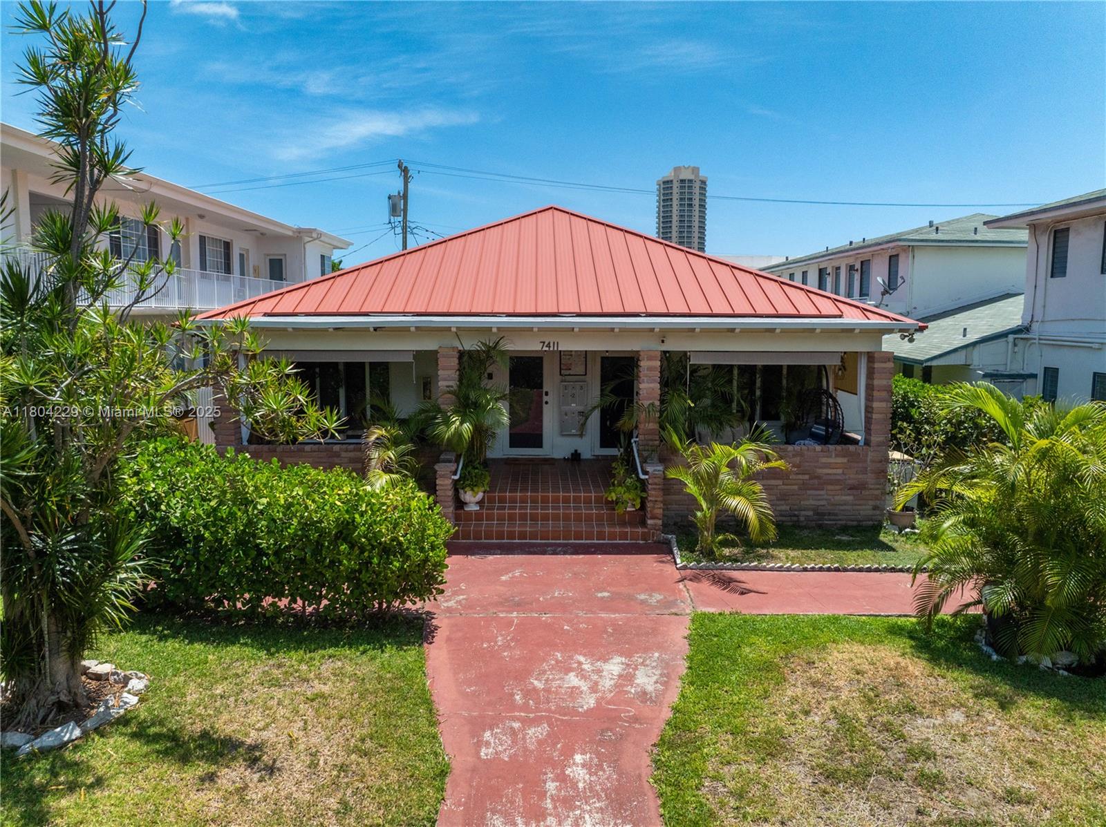 7411 Carlyle Ave