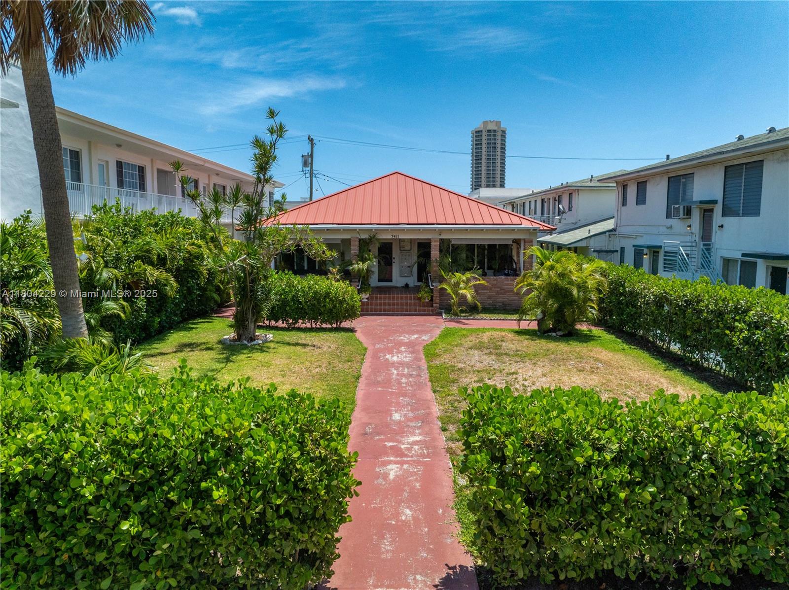 7411 Carlyle Ave