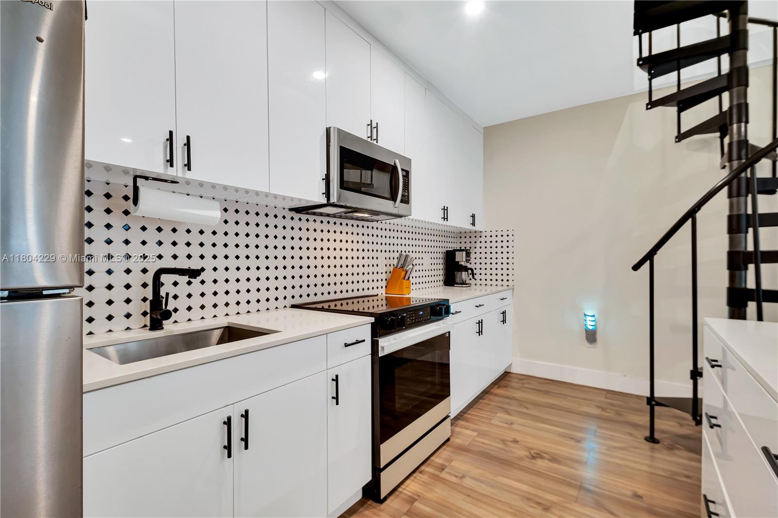 7411 Carlyle Ave