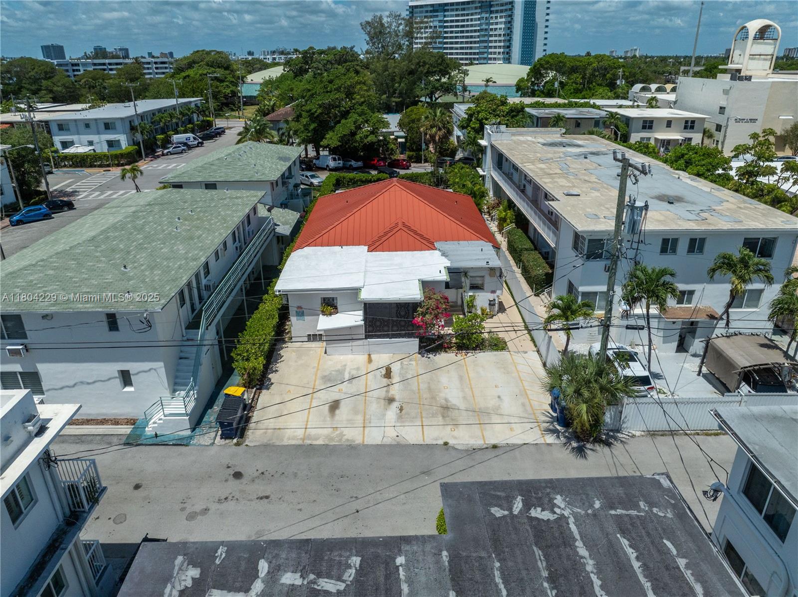 7411 Carlyle Ave
