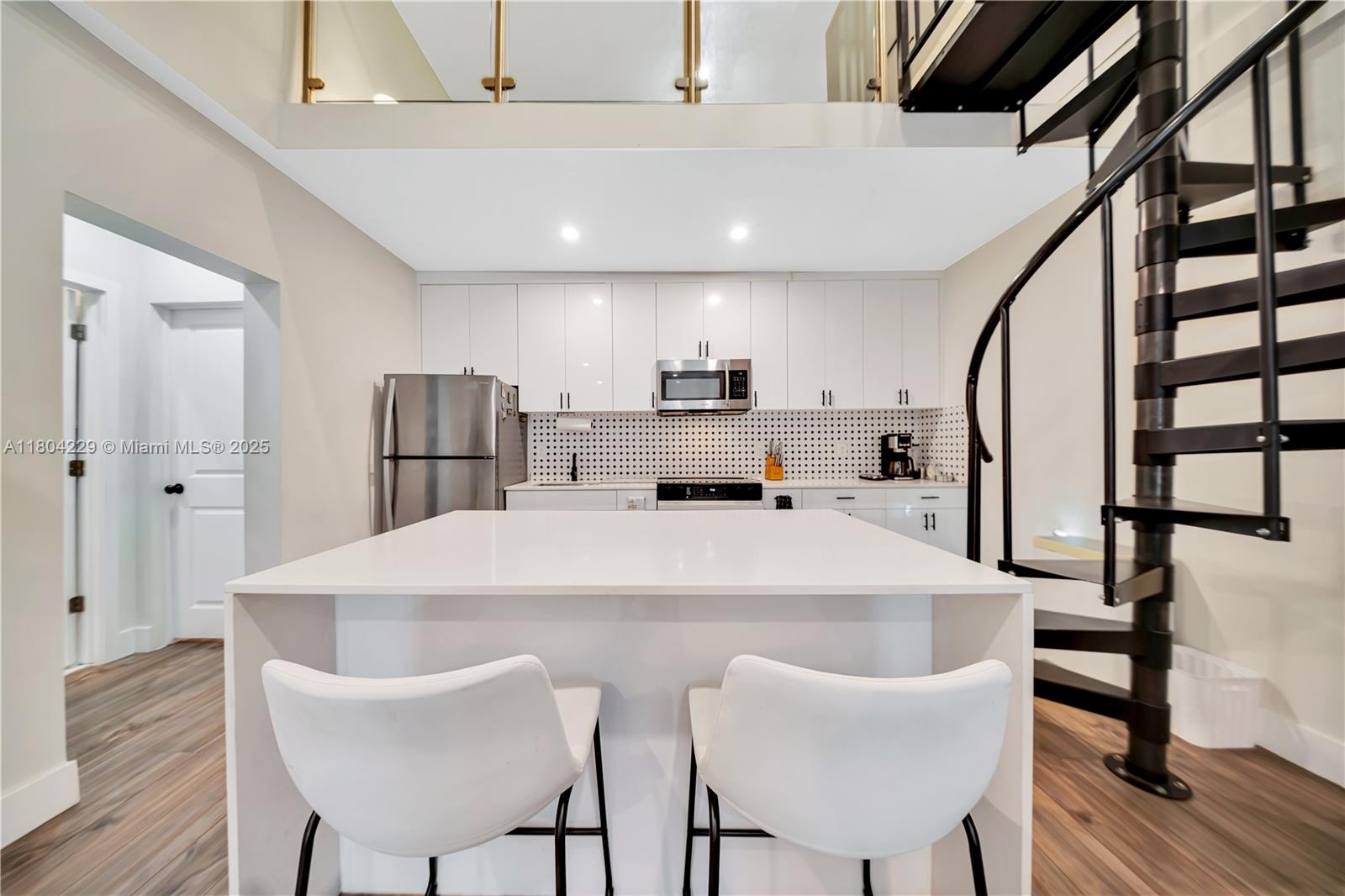 7411 Carlyle Ave