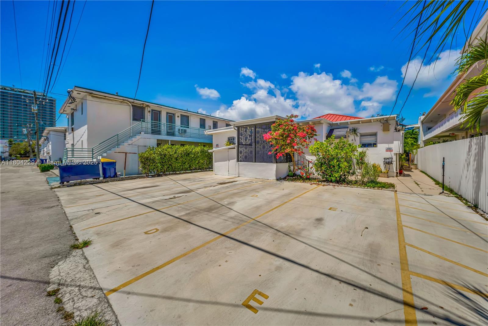 7411 Carlyle Ave