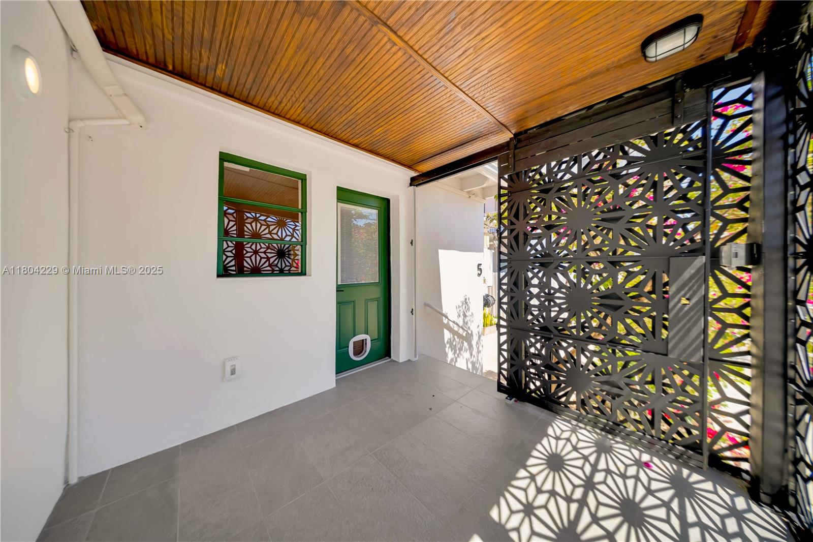 7411 Carlyle Ave