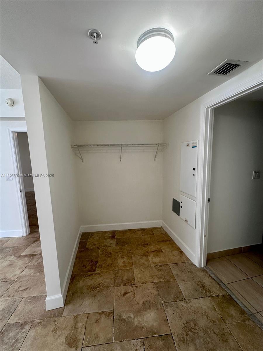 1750 N Bayshore Dr # 2406