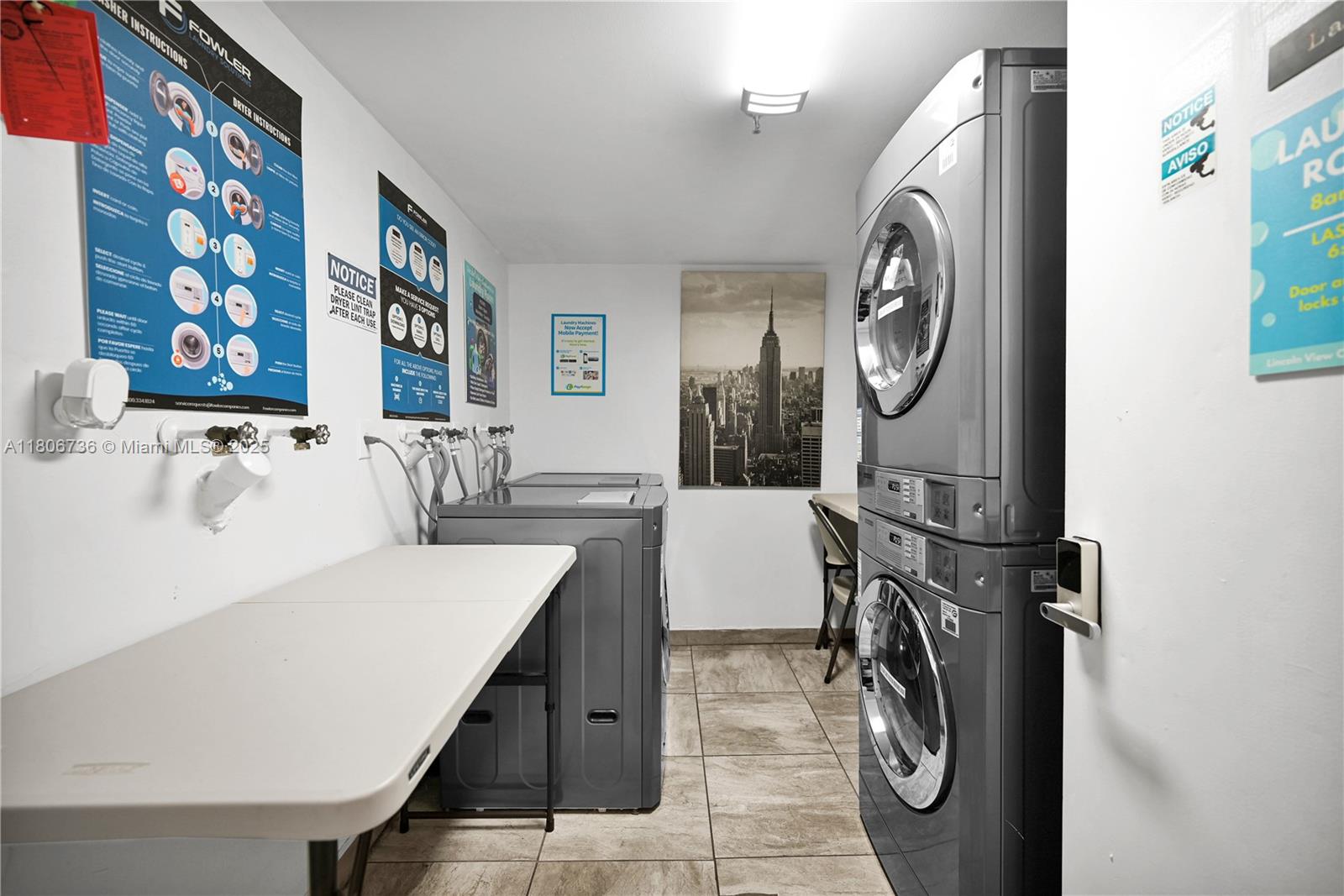 1559 Michigan Ave # 303
