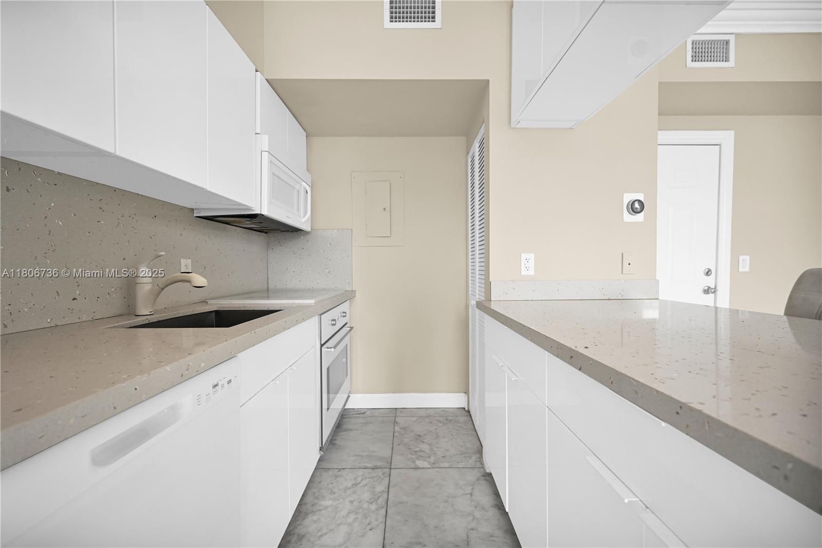 1559 Michigan Ave # 303