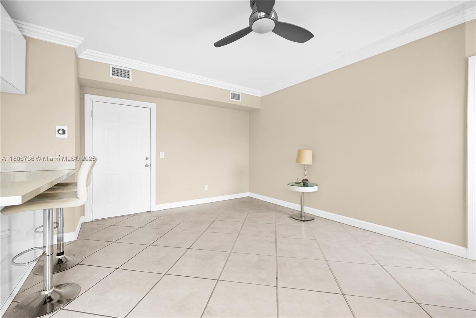 1559 Michigan Ave # 303