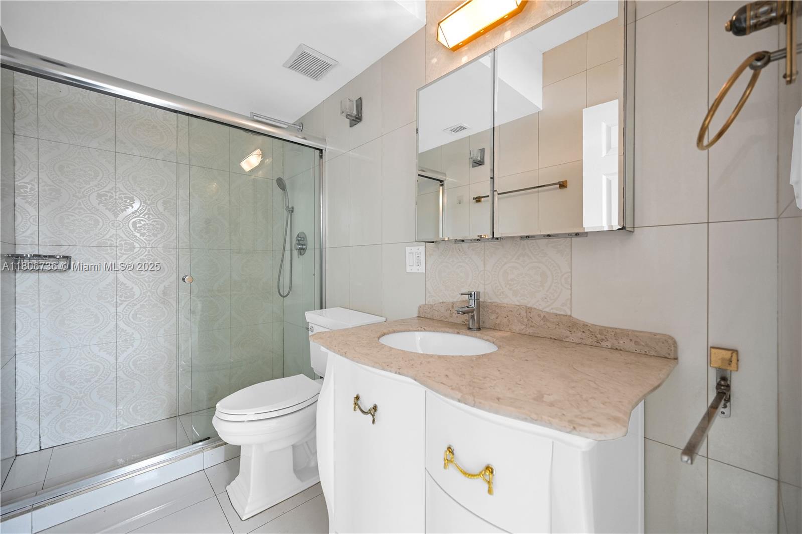 1559 Michigan Ave # 303
