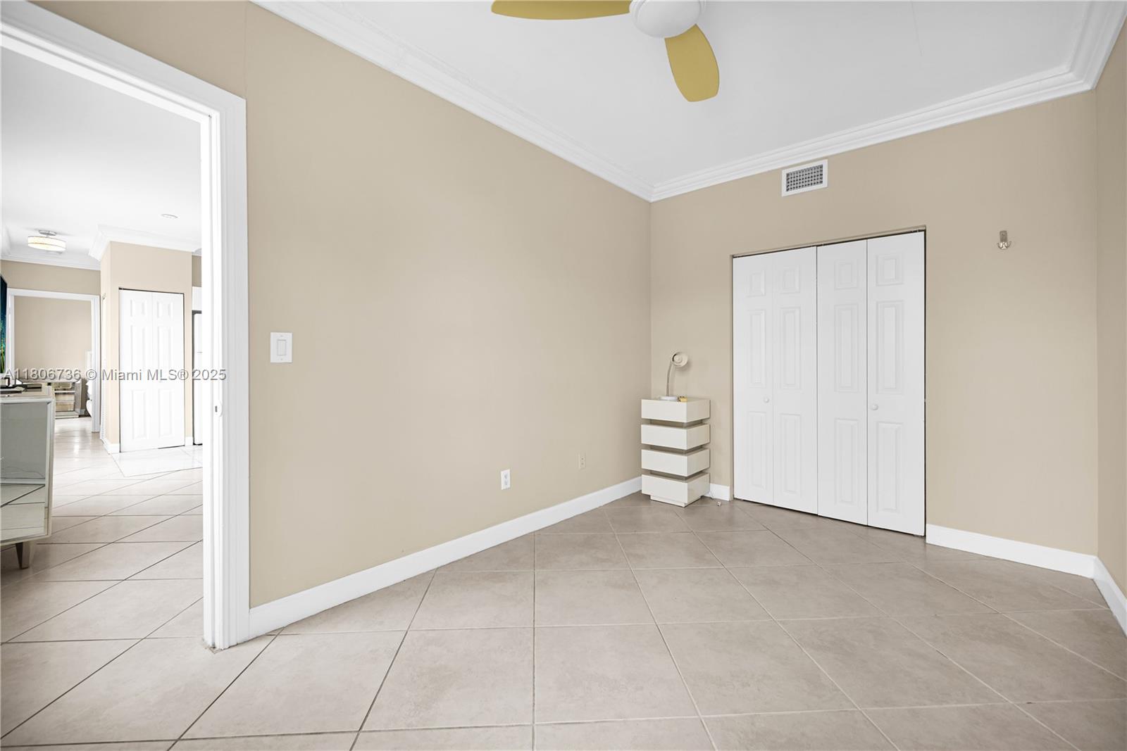 1559 Michigan Ave # 303