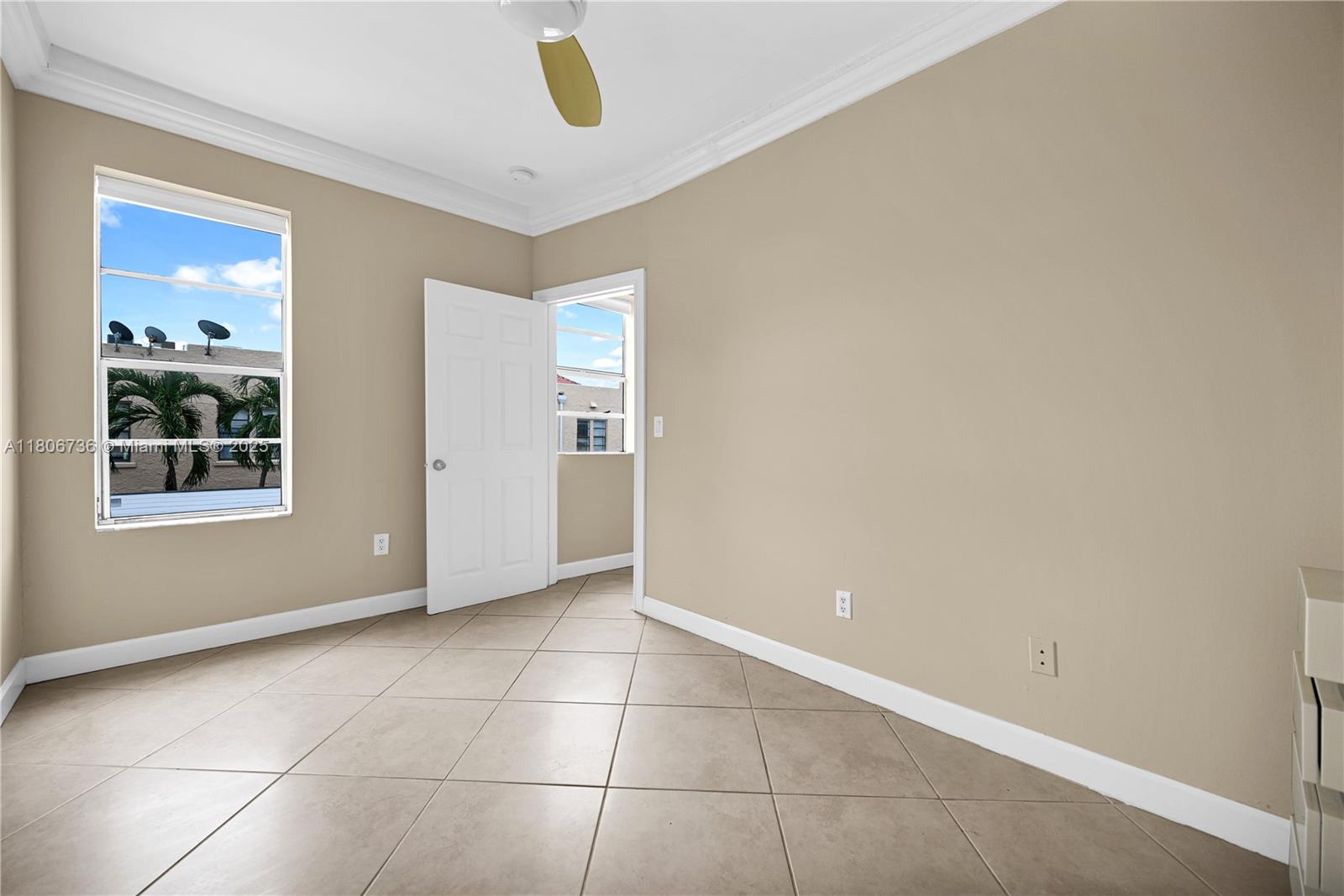 1559 Michigan Ave # 303