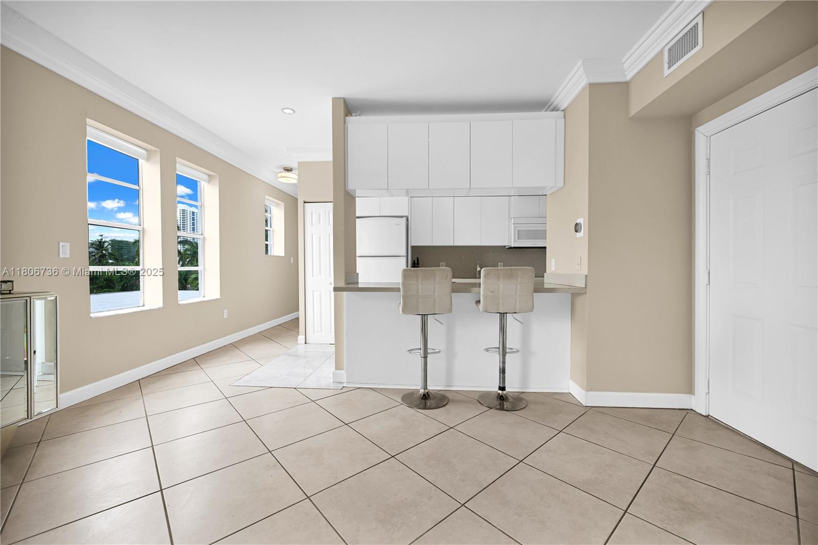 1559 Michigan Ave # 303