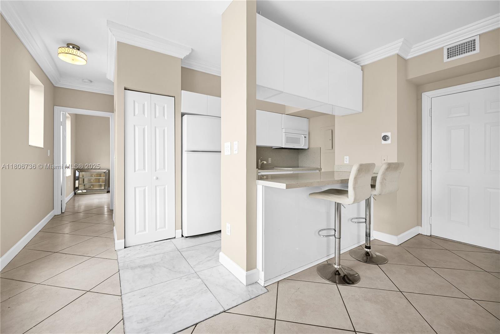 1559 Michigan Ave # 303