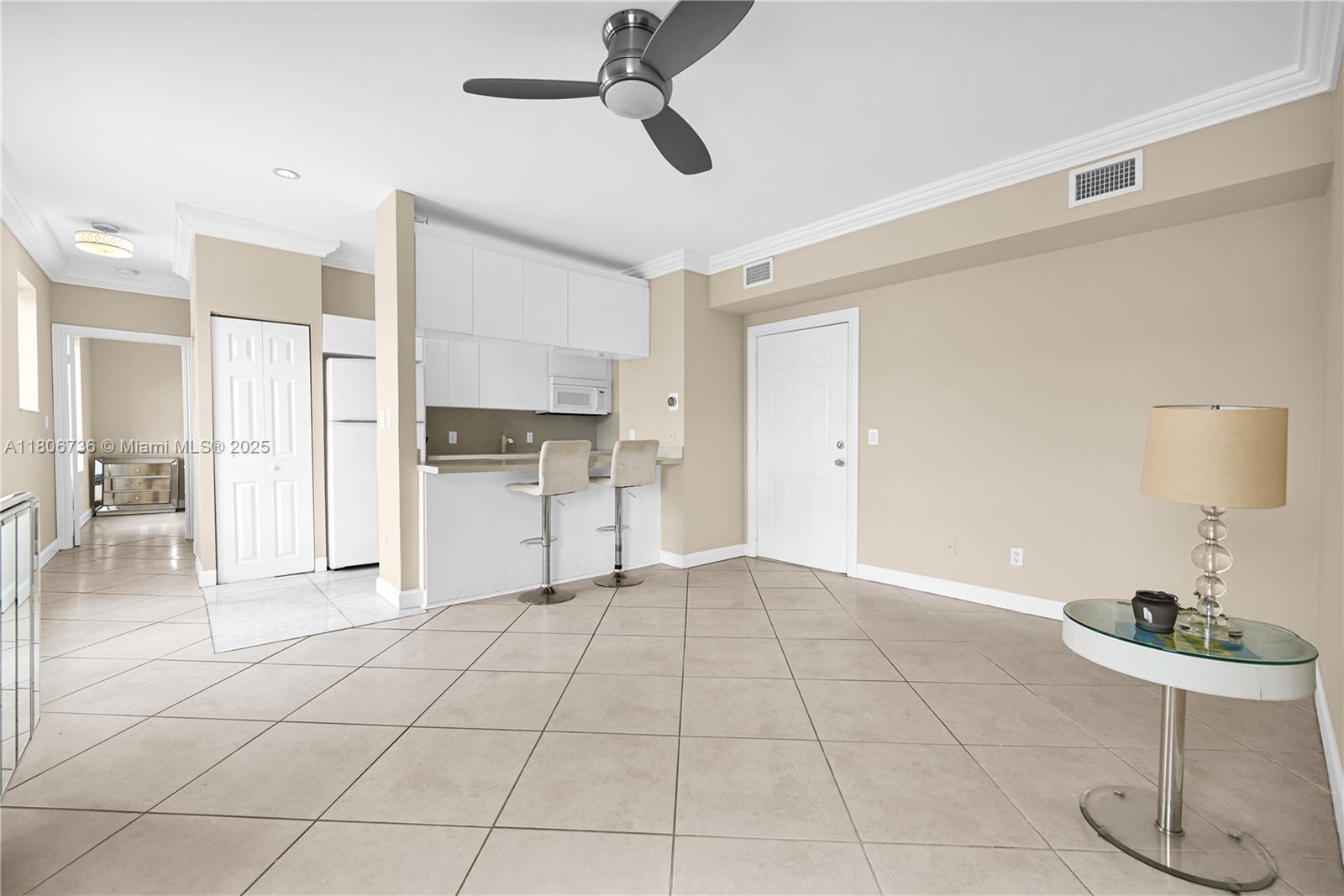 1559 Michigan Ave # 303