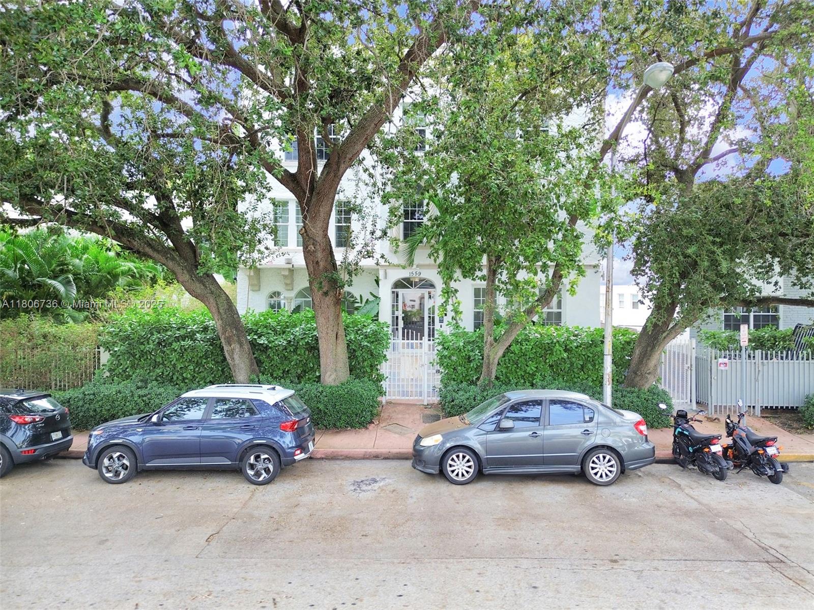1559 Michigan Ave # 303