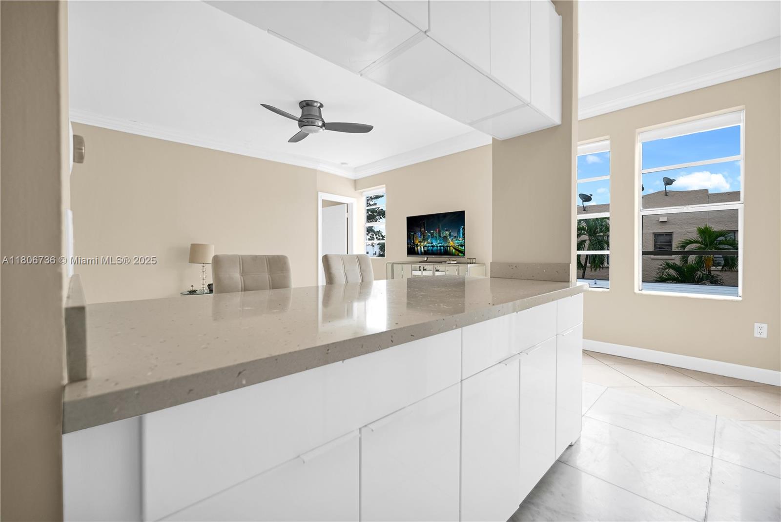 1559 Michigan Ave # 303