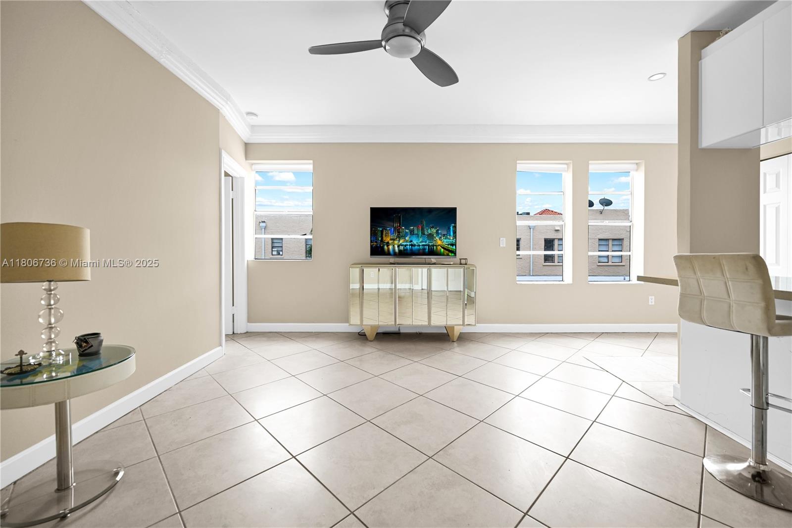 1559 Michigan Ave # 303