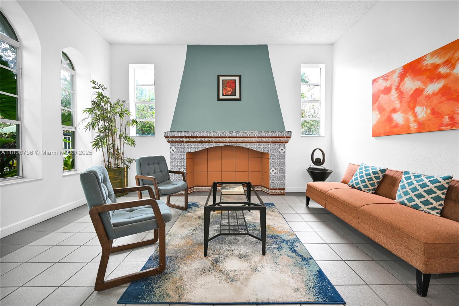 1559 Michigan Ave # 303