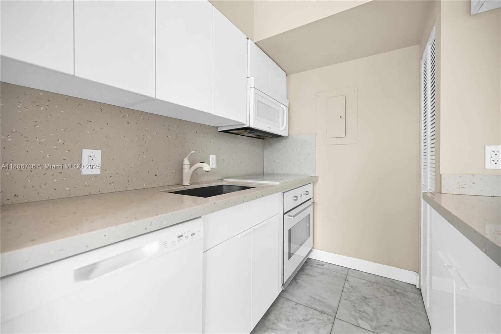 1559 Michigan Ave # 303