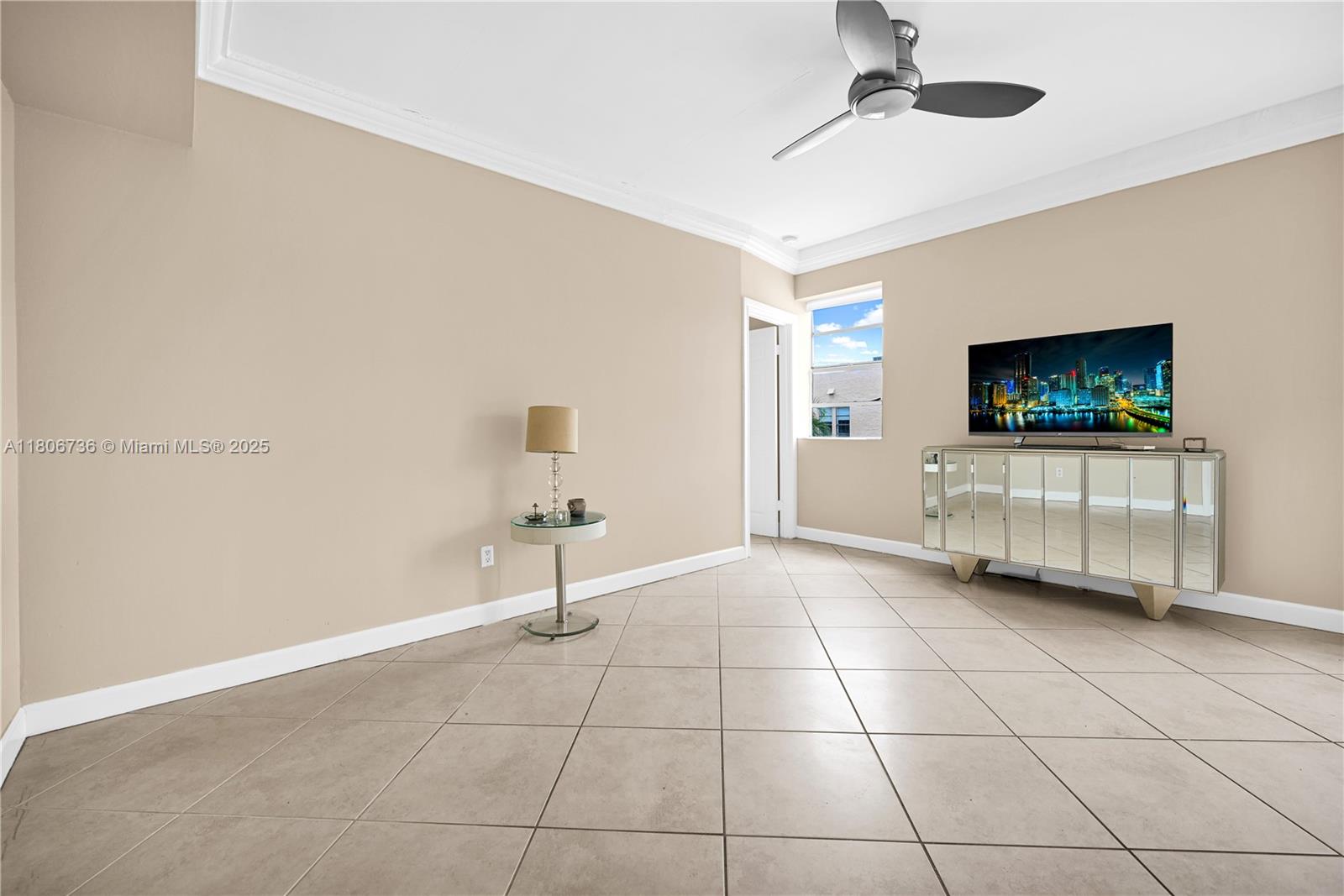 1559 Michigan Ave # 303