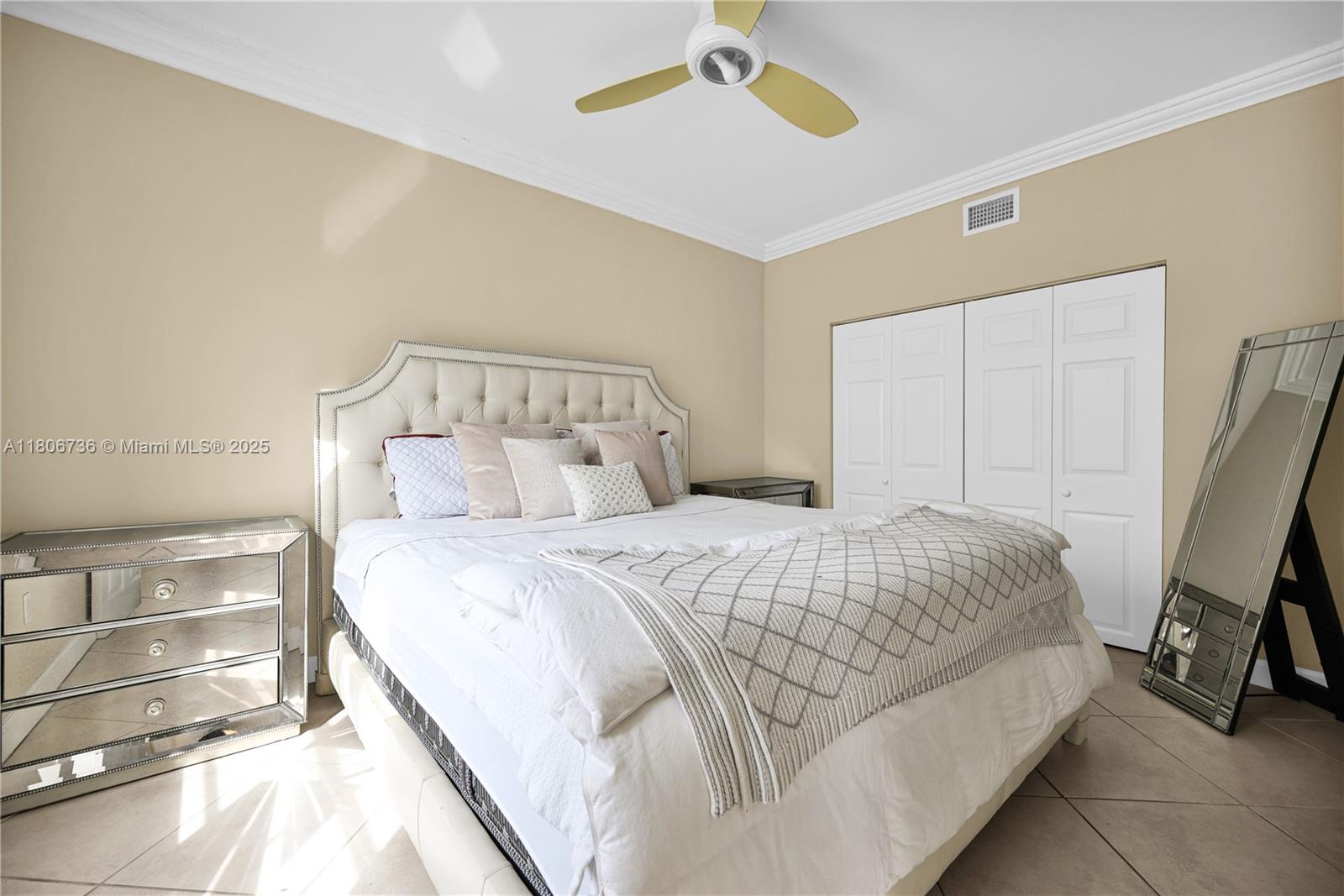 1559 Michigan Ave # 303