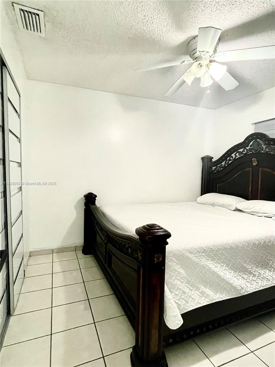 2527 W 71st Pl