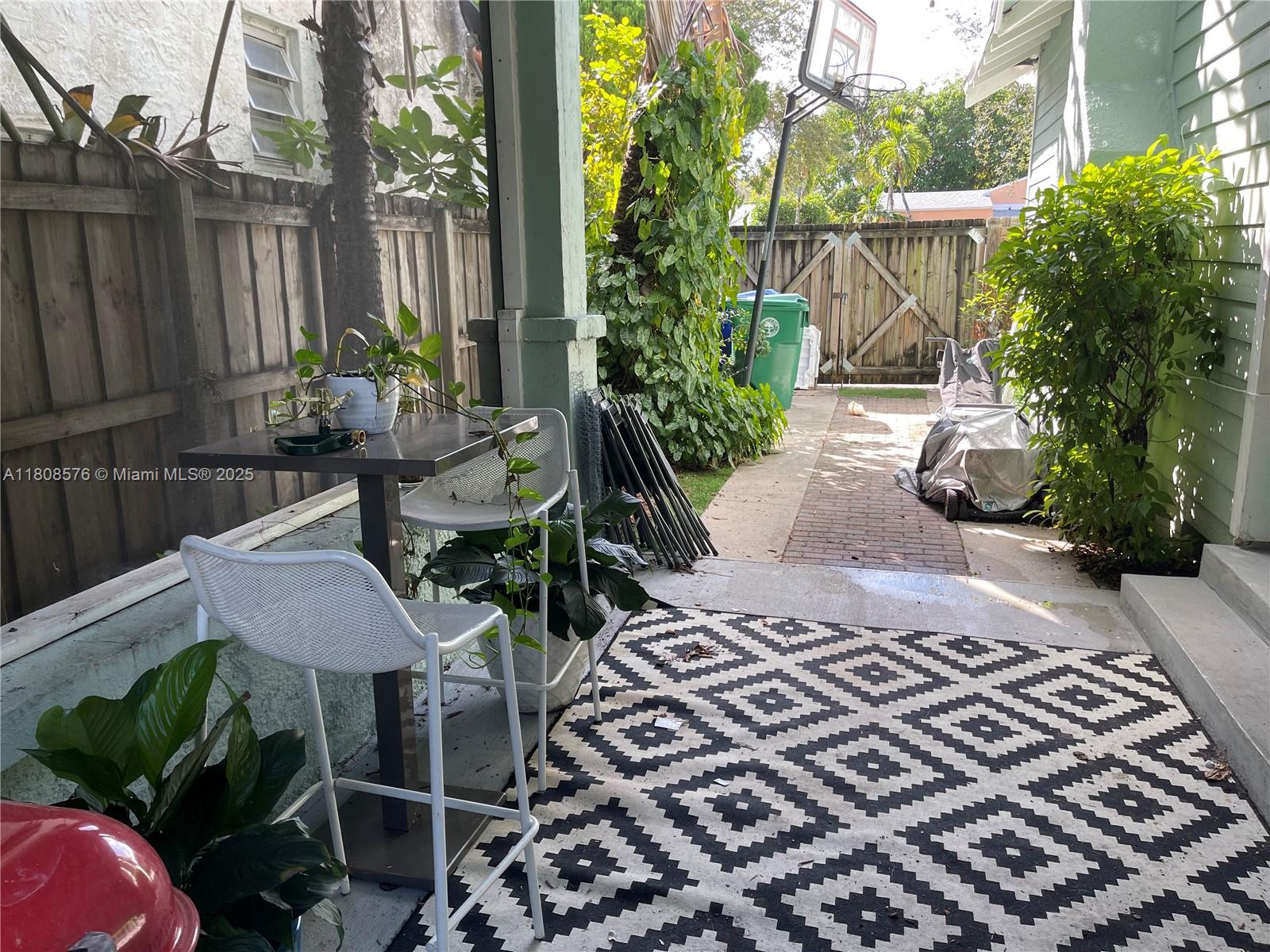 27 NE 49th St