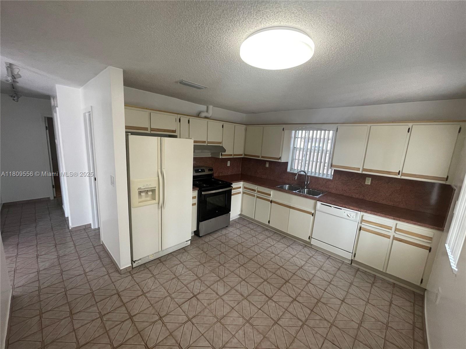 3353 SW 26th St # 3353