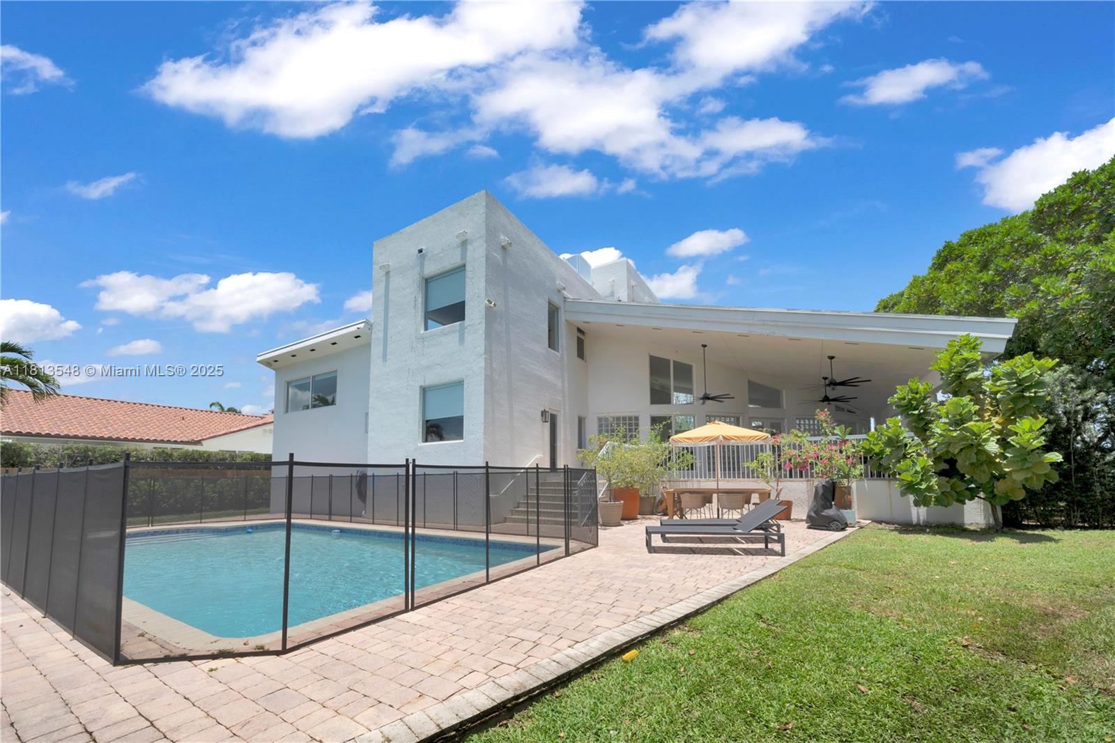 6320 Dolphin Dr