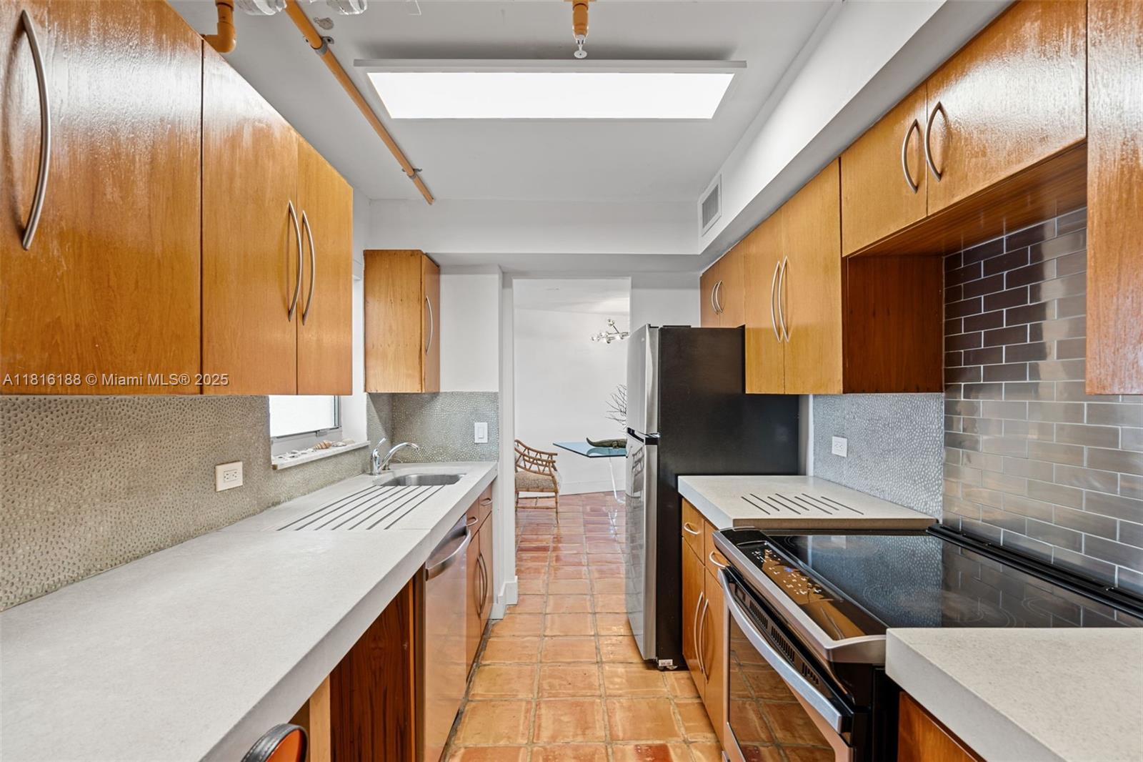 1881 Washington Ave # 16E