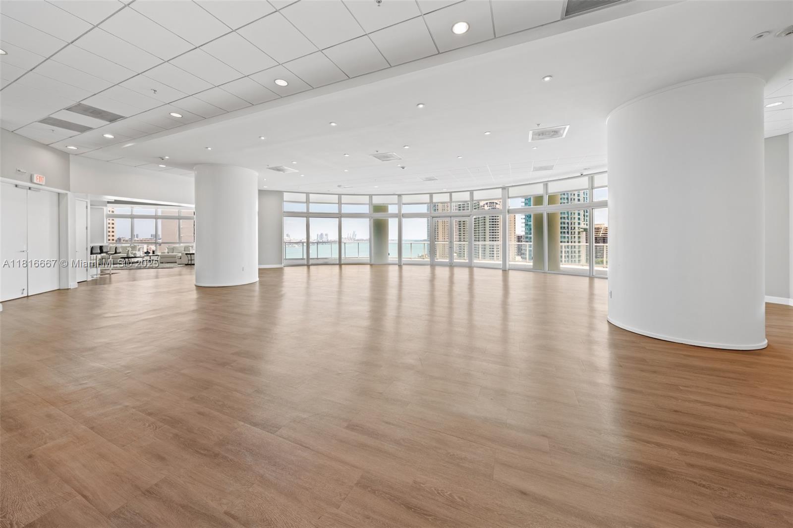 300 S Biscayne Blvd # 802 Unit: L-802