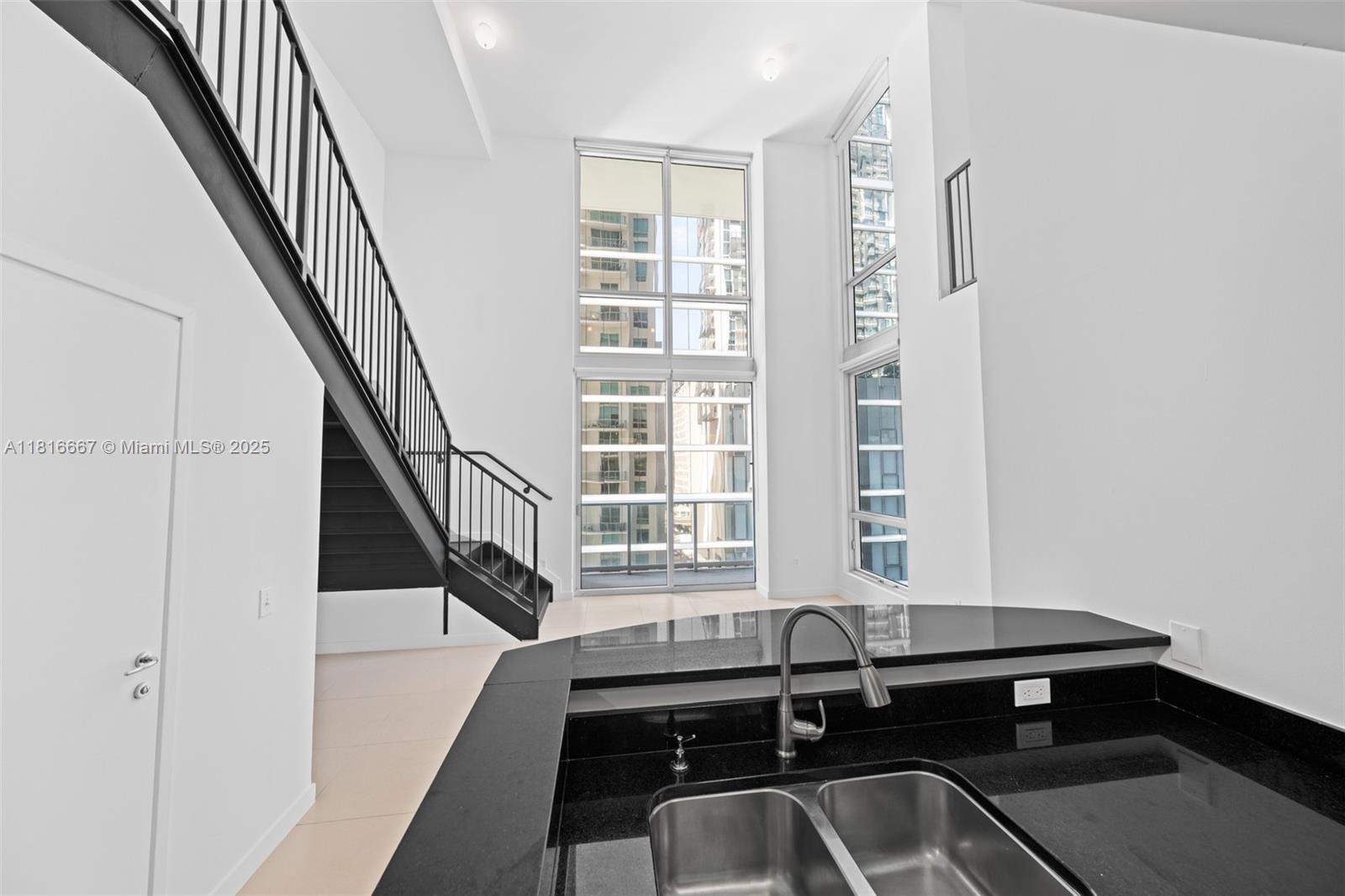 300 S Biscayne Blvd # 802 Unit: L-802