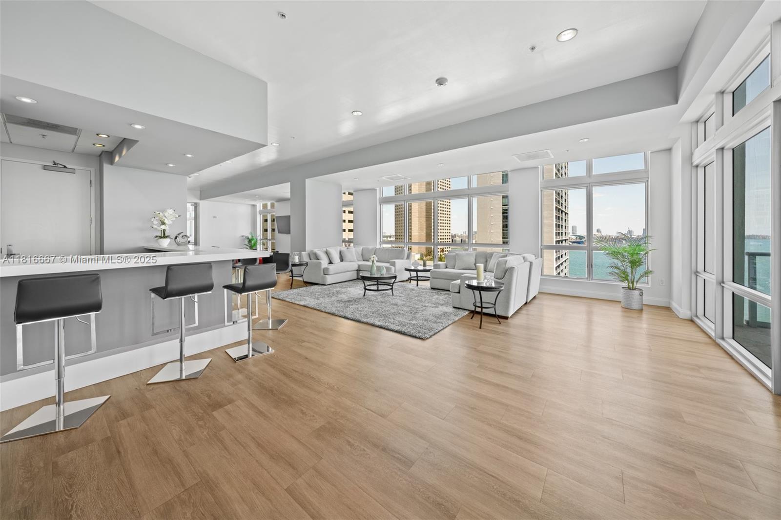 300 S Biscayne Blvd # 802 Unit: L-802