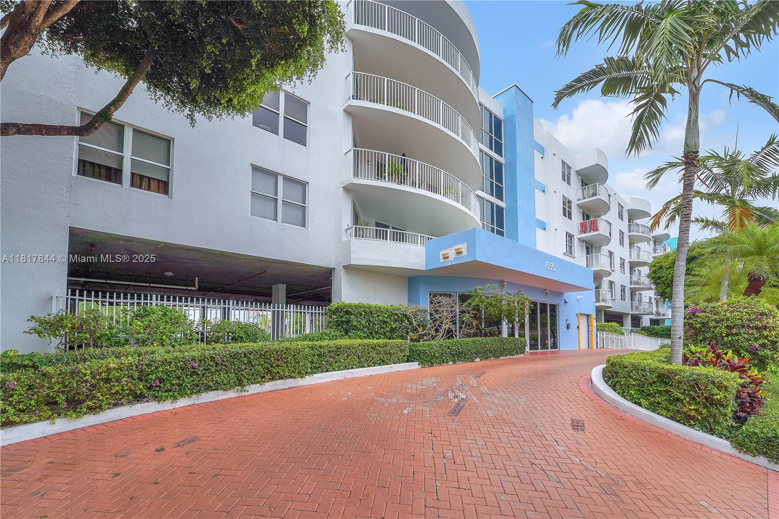 1555 N Treasure Dr # 304