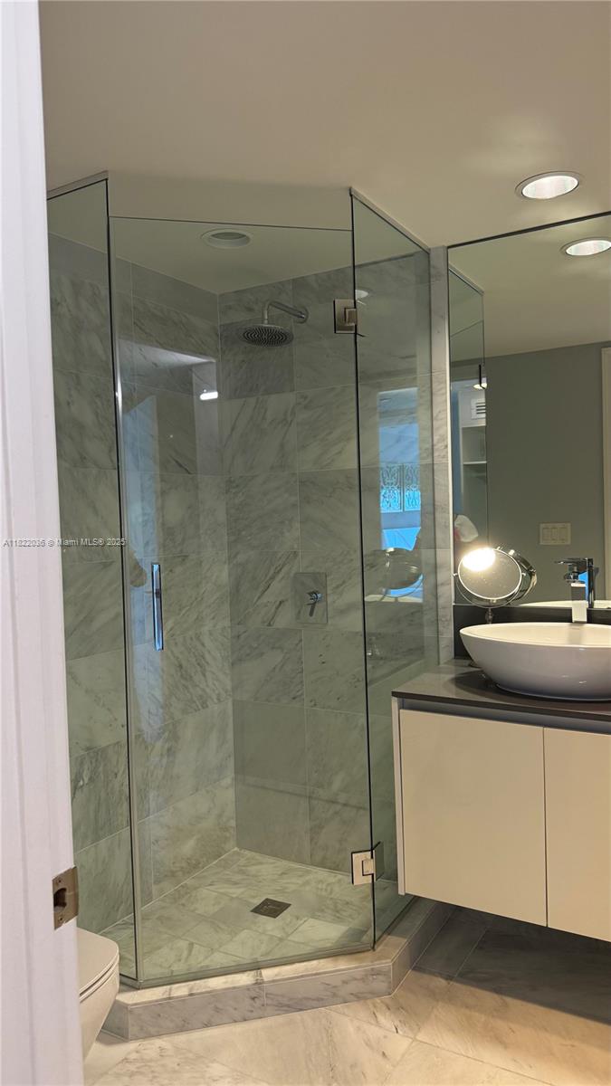 9821 E Bay Harbor Dr # 903