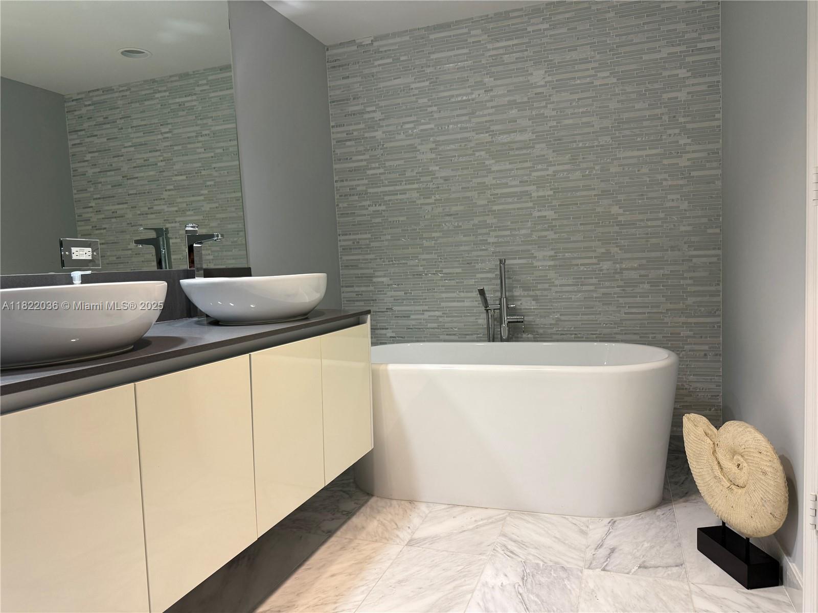 9821 E Bay Harbor Dr # 903