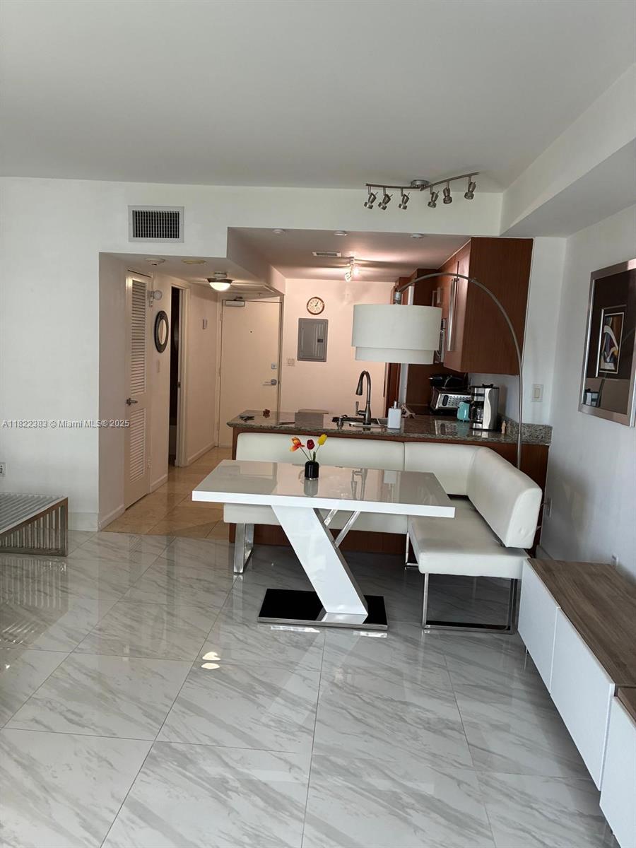 10275 Collins Ave # 1004