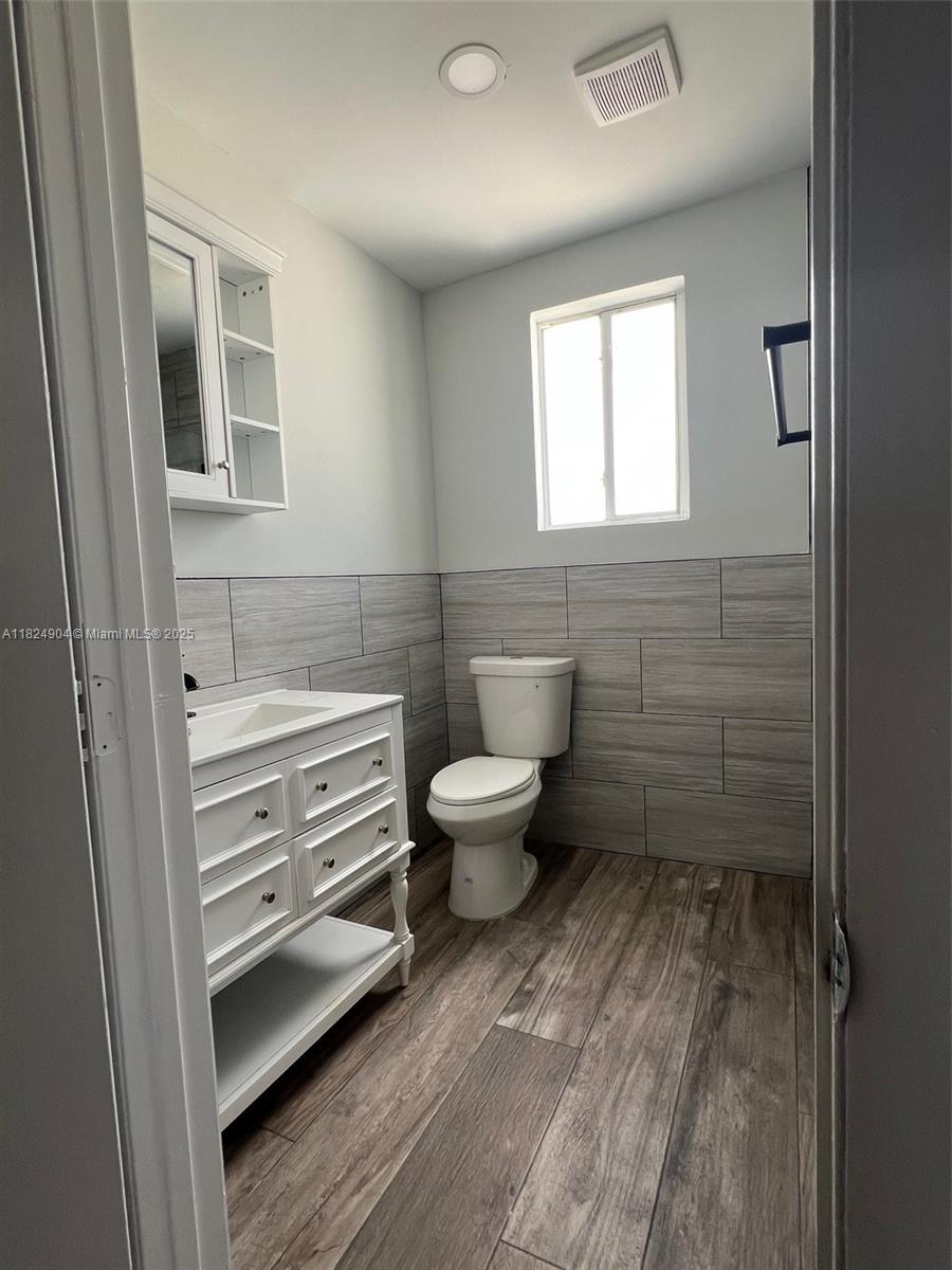 2260 SW 17th St Unit: Back
