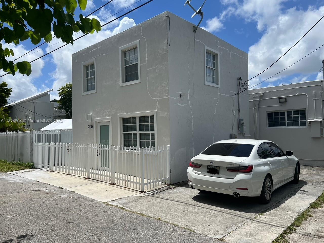 2260 SW 17th St Unit: Back