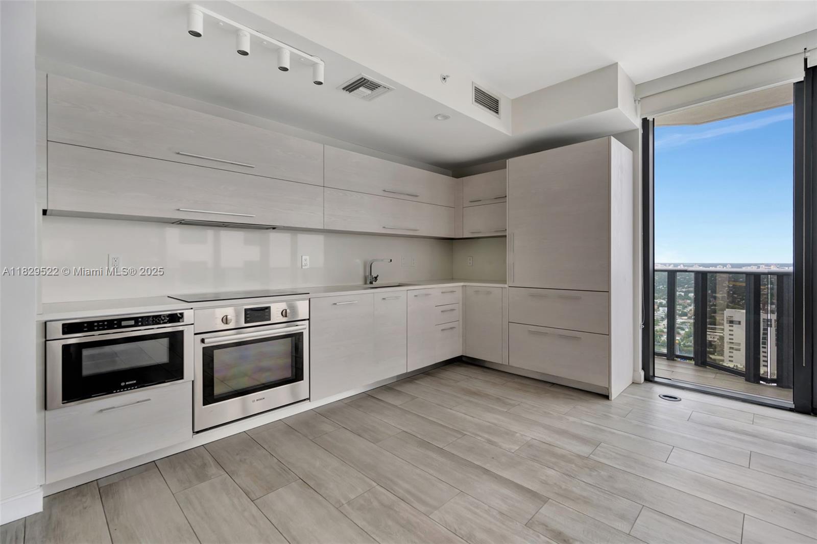 55 SW 9th St # 3908, Miami Unit: 3908