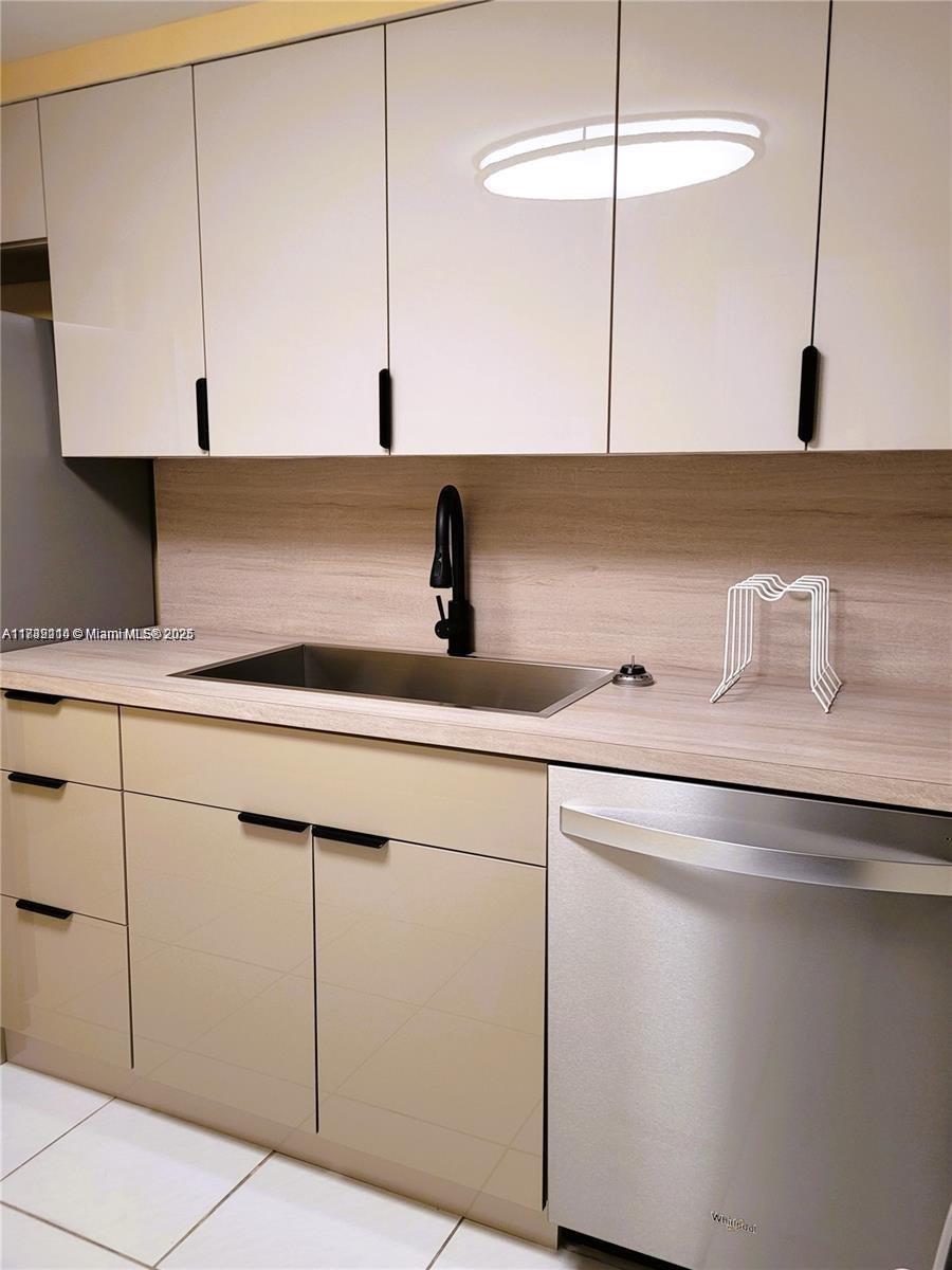 9225 Collins Ave # B Unit: PH B