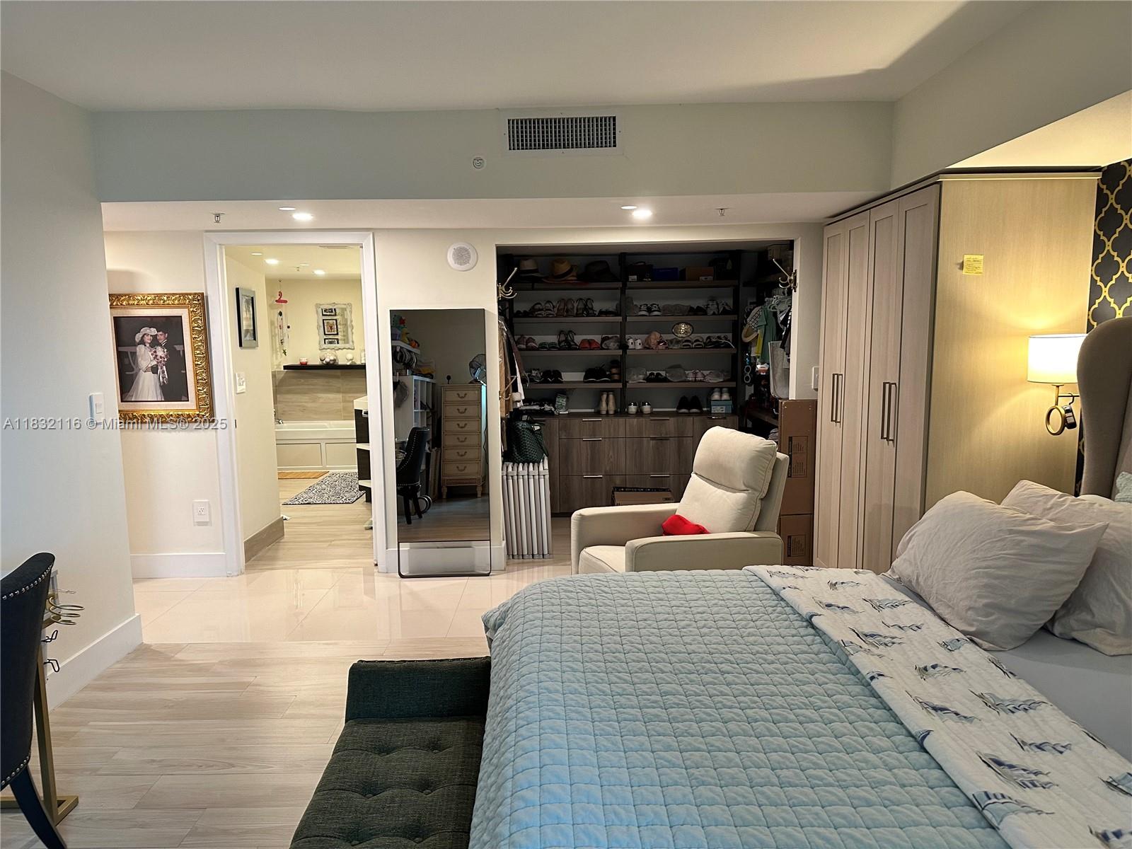 1800 N Bayshore # 2011