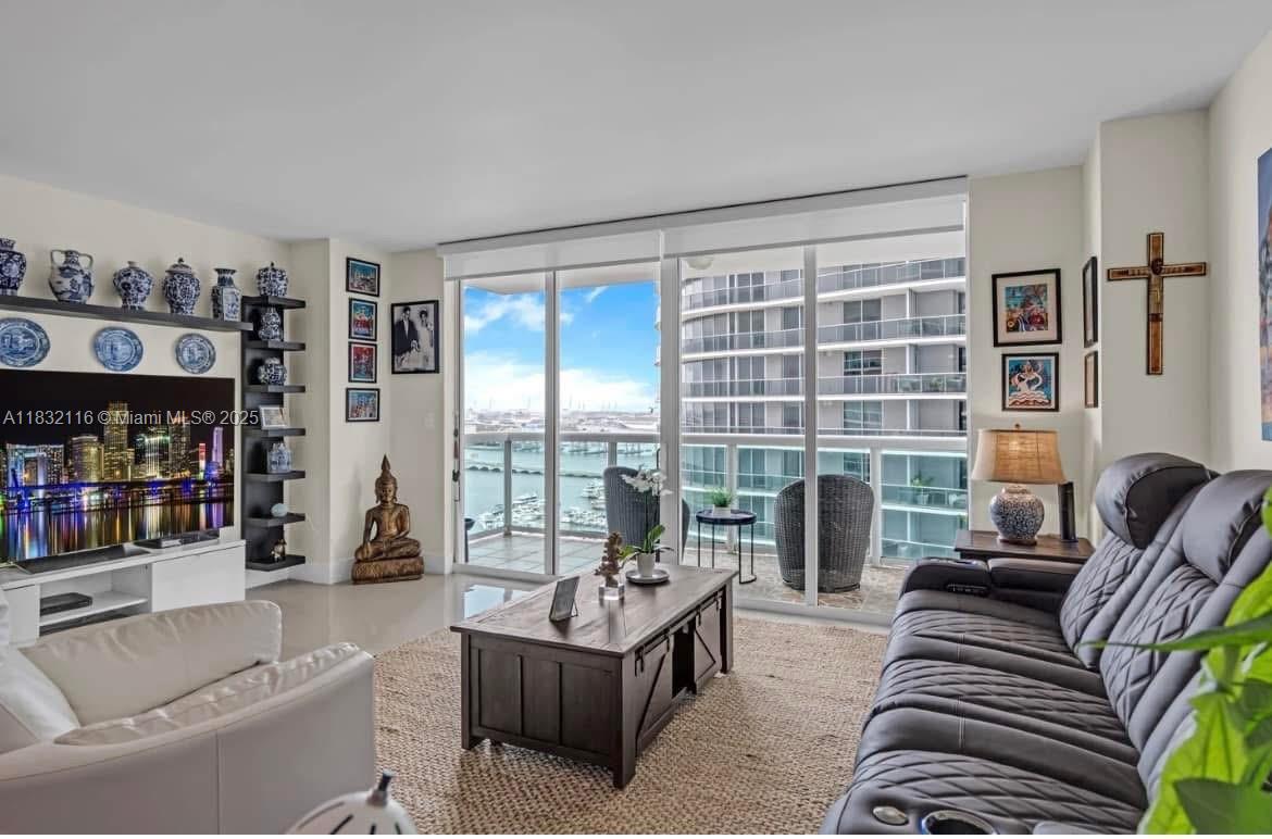 1800 N Bayshore # 2011