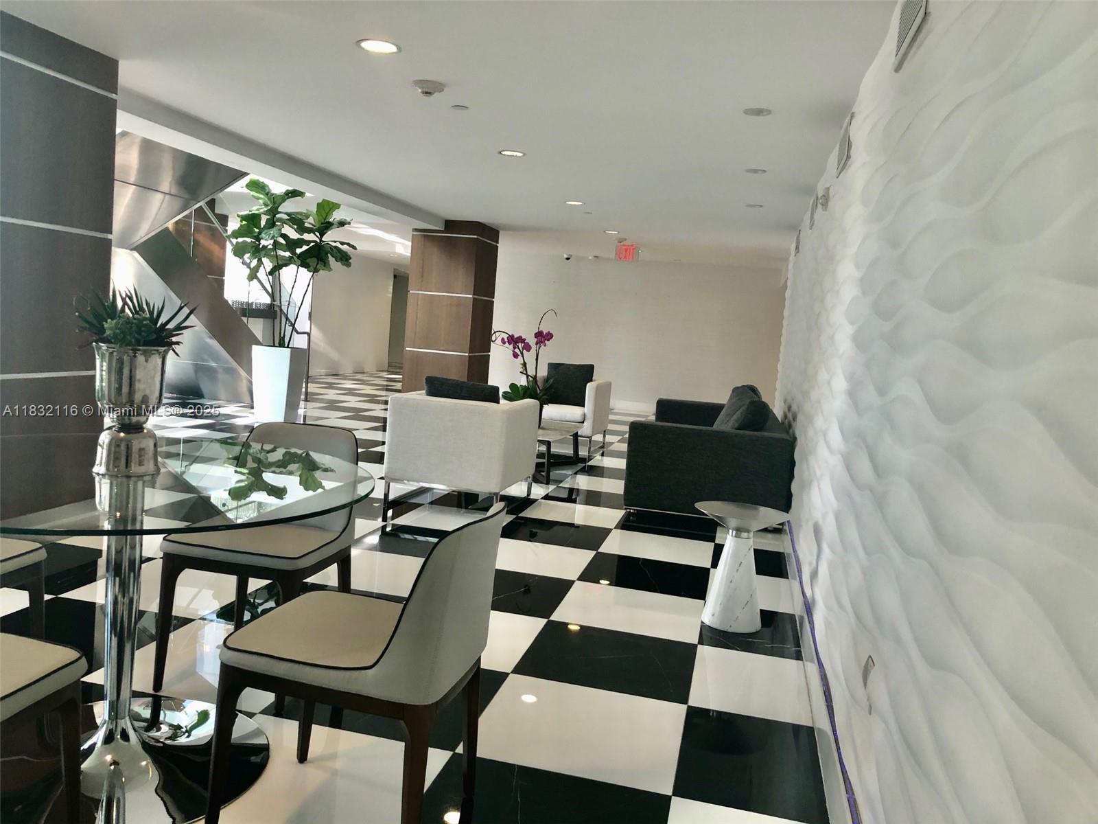 1800 N Bayshore # 2011