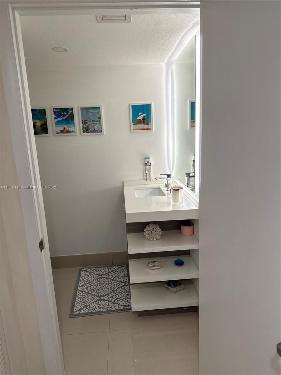 1800 N Bayshore # 2011