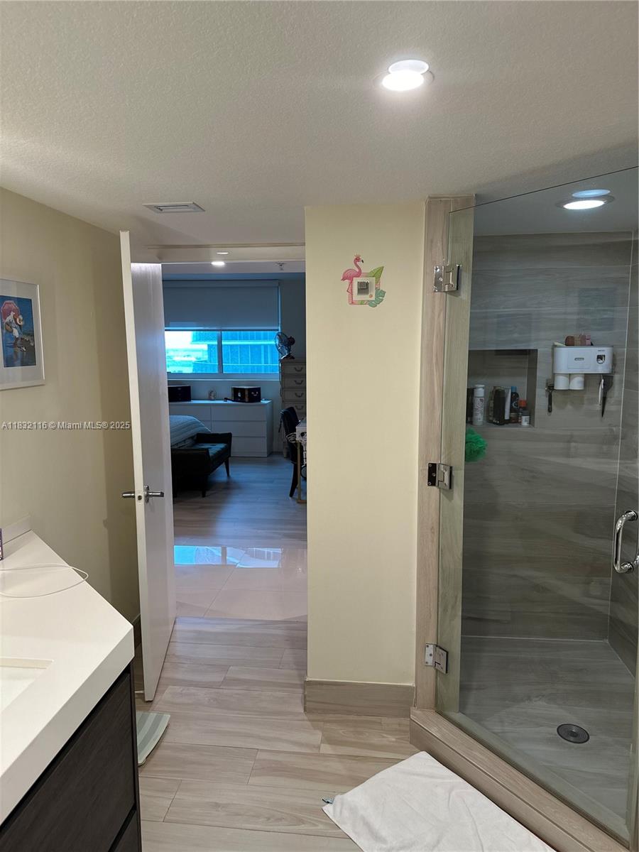 1800 N Bayshore # 2011