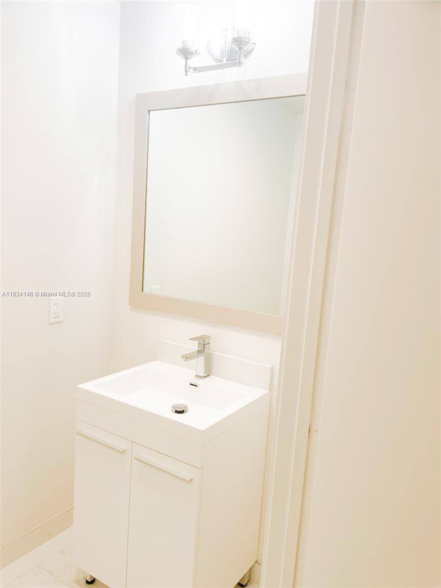 2535 NE 193rd St # 4102