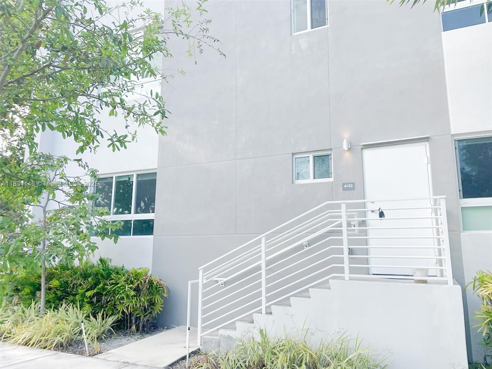 2535 NE 193rd St # 4102