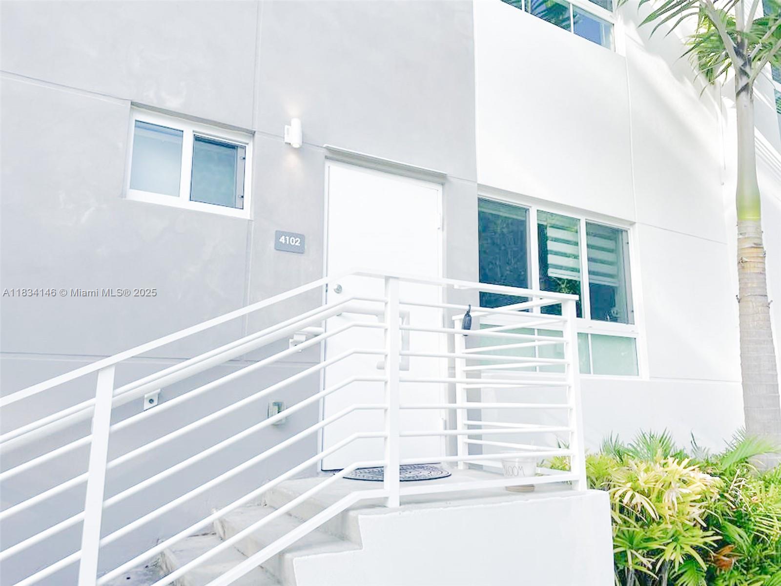 2535 NE 193rd St # 4102