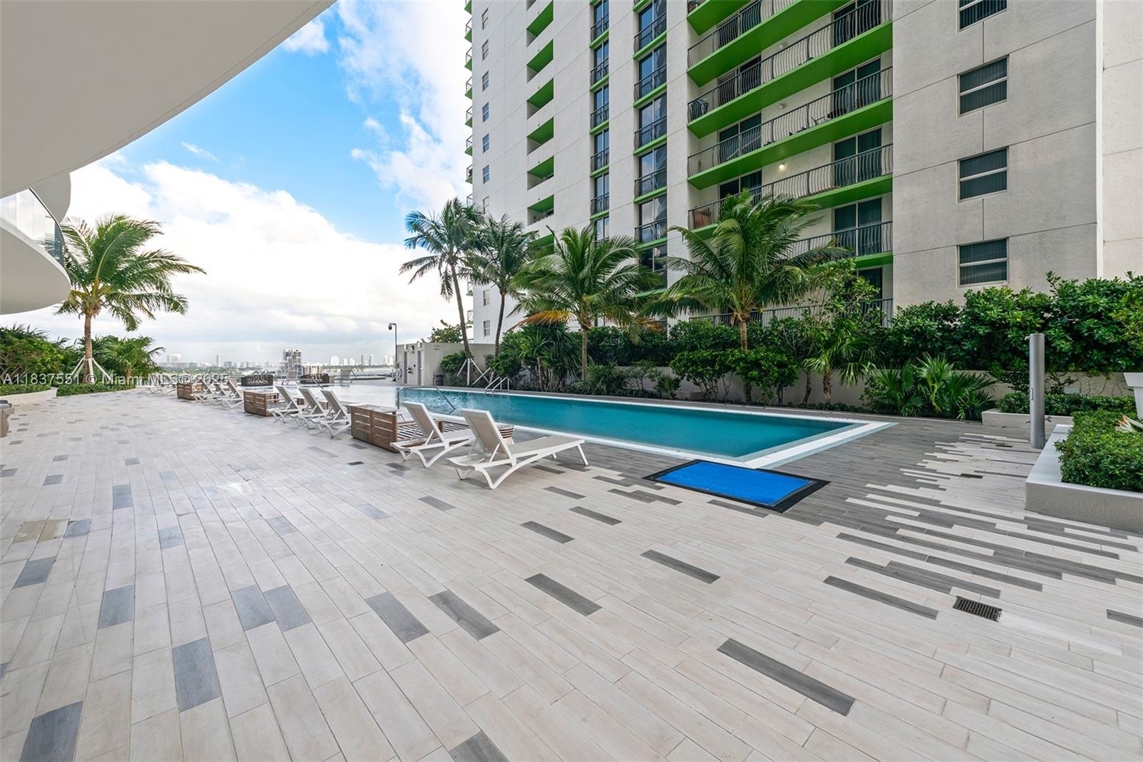 488 NE 18th St # 611